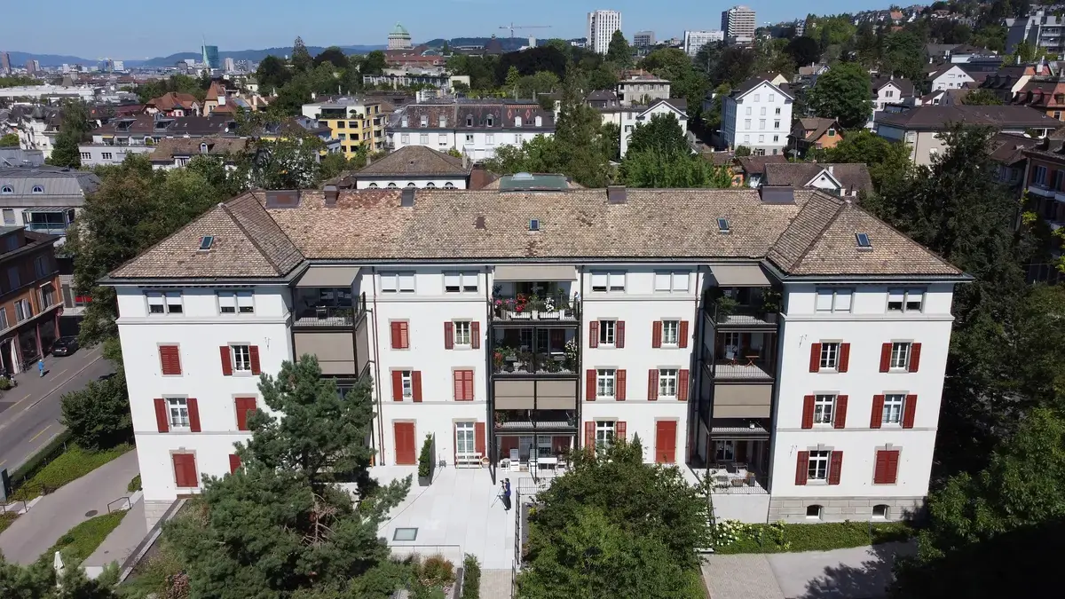 Luftaufnahme Wäldli Hottingen Zürich, historisches Mehrfamilienhaus